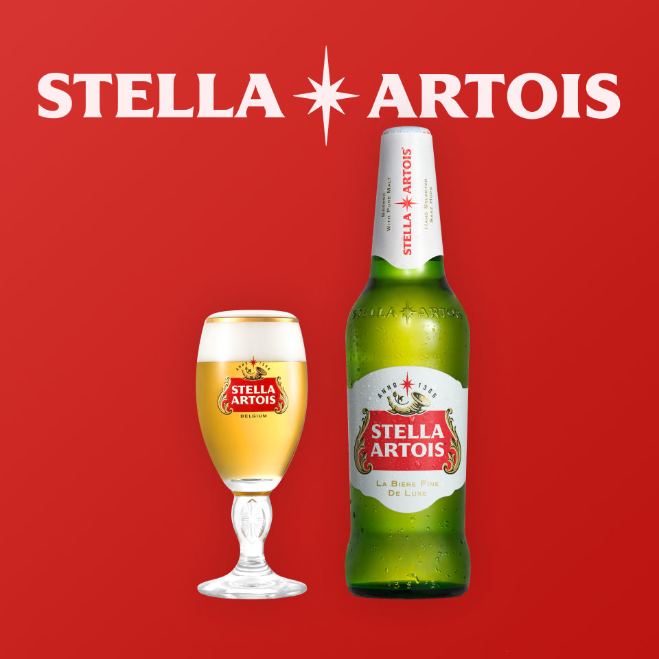 스텔라 아르투아 브랜드 로고와 레드 컬러 배경, 챌리스잔에 생맥주, 500ml 병맥주가 표기되어 있습니다.