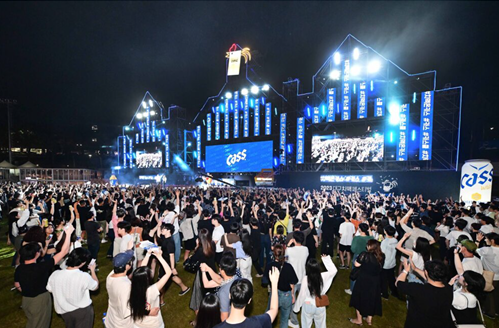 수많은 관객이 참여한 야외 카스 페스티벌 무대와 공연 현장