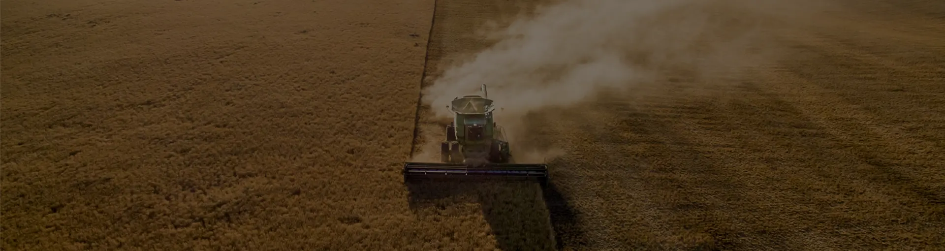 오비맥주 임직원들이 물 부족 지역 수질 개선을 위한 정화활동을 진행하는 모습입니다.