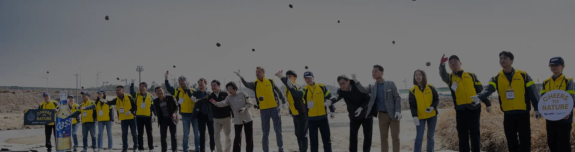 오비맥주에서 지속가능한 원료 조달을 위해 곡물을 수확하는 농업 현장 모습입니다.