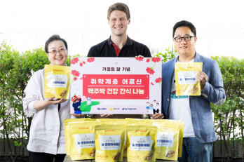 오비맥주, 어버이날 맞아  취약계층 어르신에 ‘맥주박 간식’ 지원